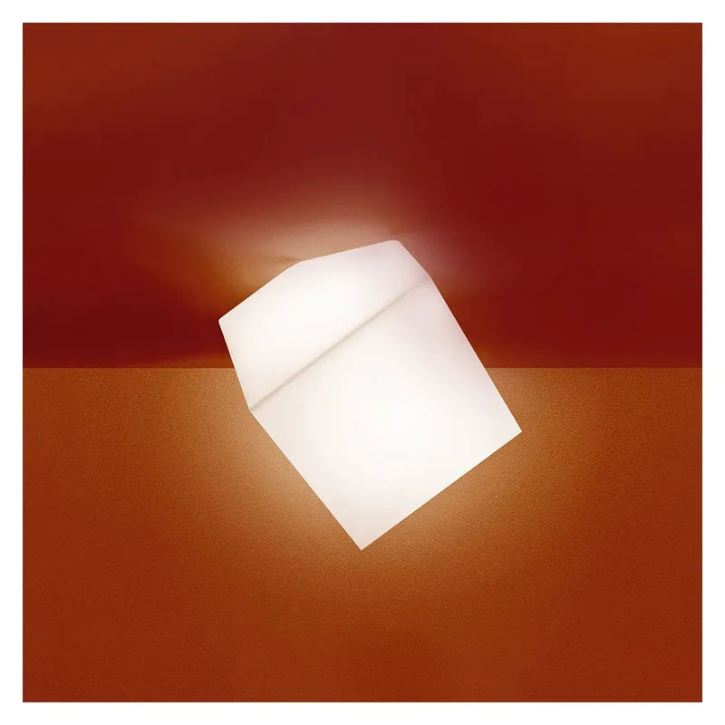 Artemide Edge 21, bílé designové nástěnné/stropní svítidlo, 1x9,5W LED E27, výška 32cm, IP65 Speciální Cena